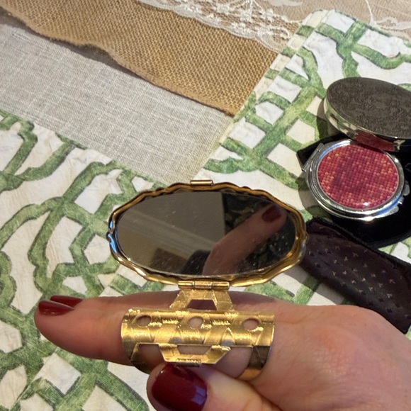 Luxurious Gold Compact mirror - Picture 2 of 5